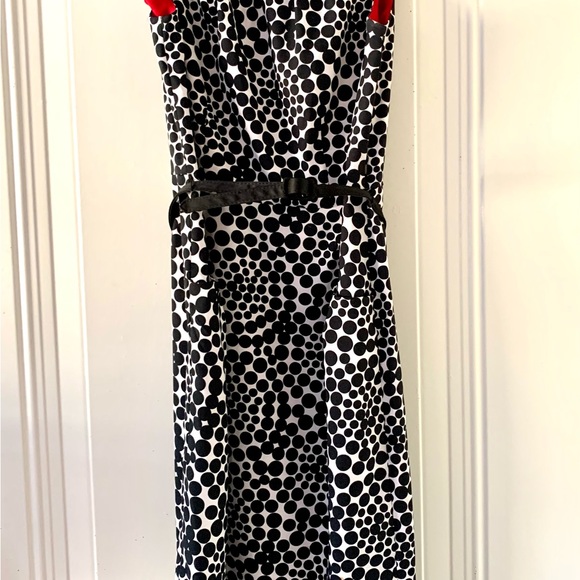 London Times Black & White Dot Sleeveless Straight Dress Size 4 Black Belt - Picture 3 of 4